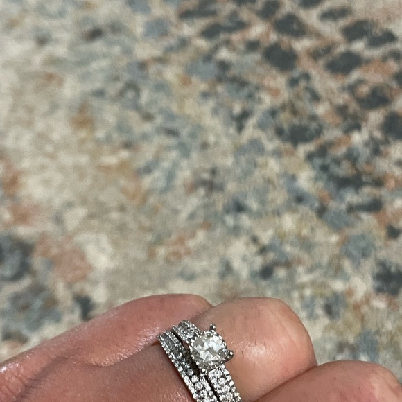 I’m selling my wedding ring just because I need money. - Picture 5 of 10
